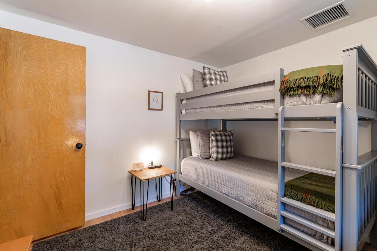 The Pine House - Cozy Mid-Century Modern, Pet-Friendly Villa Eksteriør bilde