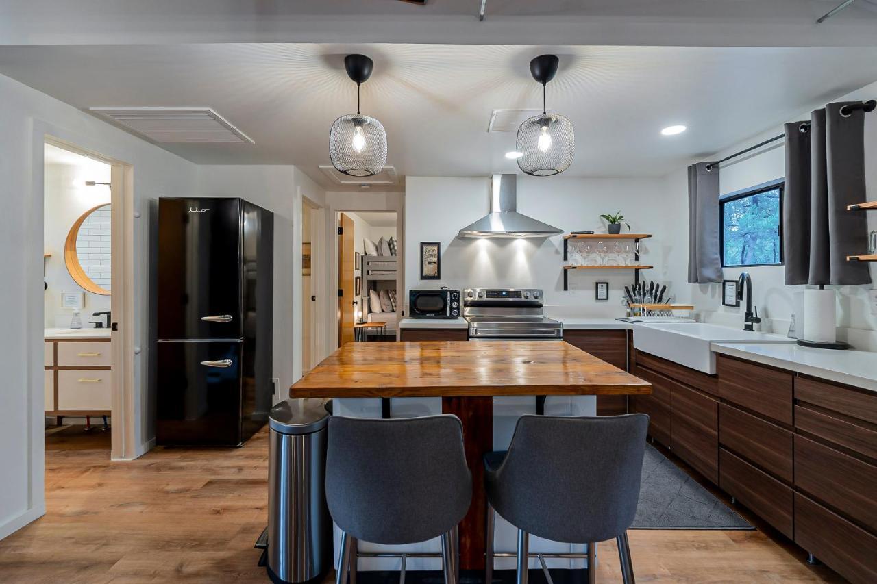 The Pine House - Cozy Mid-Century Modern, Pet-Friendly Villa Eksteriør bilde